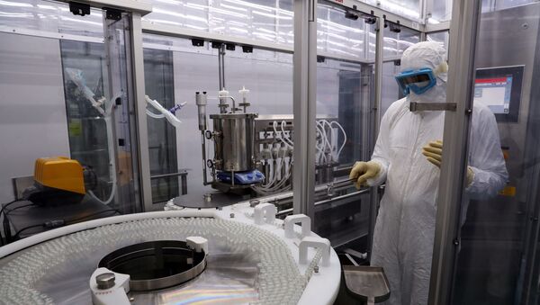 Homem trabalha na produção das vacinas CoronaVac e SinoVac contra a COVID-19 - Sputnik Brasil