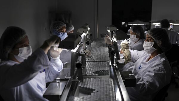 Funcionários inspecionam local de produção da vacinas CoronaVac e SinoVac - Sputnik Brasil