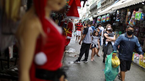 Pessoas caminham na rua com máscaras contra o coronavírus no Rio de Janeiro - Sputnik Brasil