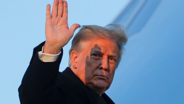 Donald Trump, presidente dos EUA, acena ao embarcar em avião em Maryland, EUA, 23 de dezembro de 2020 - Sputnik Brasil