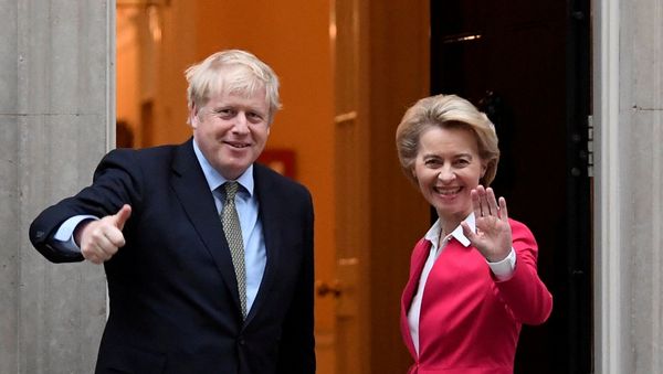 O primeiro-ministro britânico, Boris Johnson, encontra-se com a presidente da Comissão Europeia, Ursula von der Leyen, em Londres, Grã-Bretanha, em 8 de janeiro de 2020 O primeiro-ministro britânico, Boris Johnson, encontra-se com a presidente da Comissão Europeia, Ursula von der Leyen, em Londres, Grã-Bretanha, em 8 de janeiro de 2020 - Sputnik Brasil