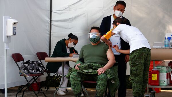 Médico do Exército recebe dose da vacina no México - Sputnik Brasil