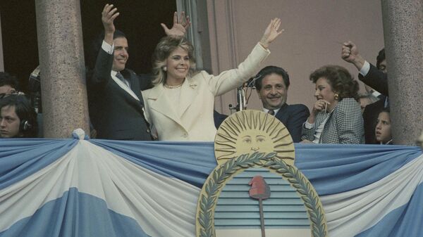 Carlos Menem e Zulema Yoma, sua esposa à época, acenam da sacada da Casa Rosada no dia da posse de Menem como presidente da Argentina. Buenos Aires, 8 de julho de 1989 (foto de arquivo) - Sputnik Brasil
