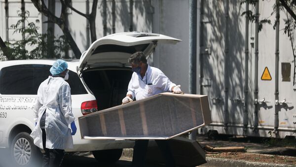 Funcionário de funerária carrega caixão no Rio de Janeiro em meio a pandemia do coronavírus - Sputnik Brasil