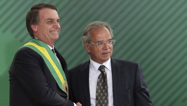 Presidente do Brasil, Jair Bolsonaro aperta a mão do ministro da Economia, Paulo Guedes, durante cerimônia de posse ministerial - Sputnik Brasil