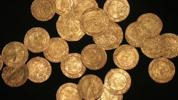 Algumas moedas de ouro do tempo da dinastia Tudor encontradas em um jardim no Reino Unido (imagem referencial) - Sputnik Brasil