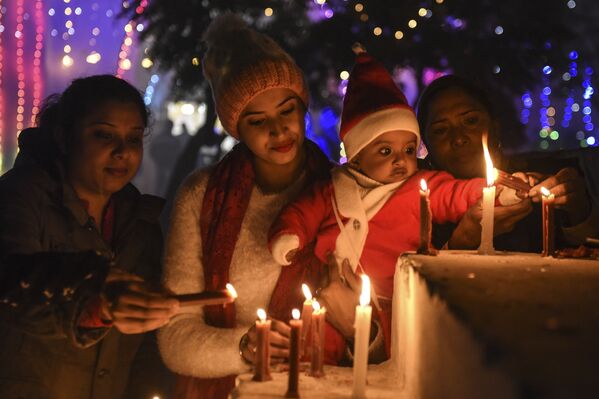 Fiéis cristãos acendem velas na véspera de Natal em Amritsar, Índia, 24 de dezembro de 2020 - Sputnik Brasil