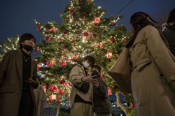 Casal tira selfie com árvore de Natal em Tóquio, Japão, 24 de dezembro de 2020 - Sputnik Brasil