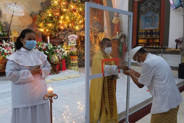 Fiéis durante missa de Natal em igreja de Bandung, Indonésia, 24 de dezembro de 2020 - Sputnik Brasil