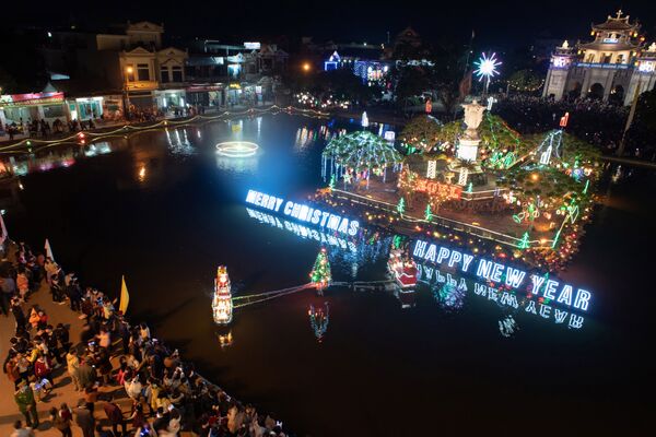 Decoração natalina é acesa durante missa na Catedral Phat Diem, na província de Ninh Binh, Vietnã, 24 de dezembro de 2020 - Sputnik Brasil