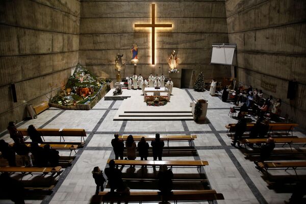 Fiéis durante a missa de Natal na Igreja do Santo Coração de Jesus, Podgorica, Montenegro, 25 de dezembro de 2020 - Sputnik Brasil