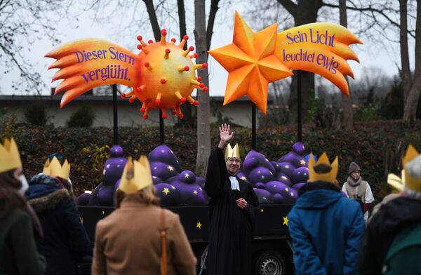 Pastor Thomas Gerhold durante a missa de Natal em berçário de orfanato de Ratingen, Alemanha, 24 de dezembro de 2020 - Sputnik Brasil