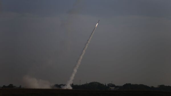 Míssil disparado pelo sistema de defesa Cúpula de Ferro, de Israel - Sputnik Brasil