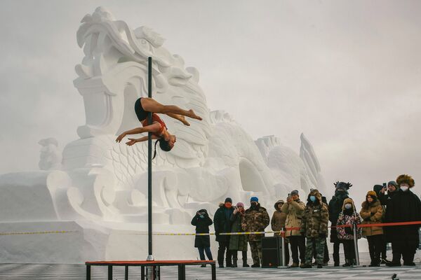 Competição de dança do cano com temperaturas de 30 °C negativos, província de Heilongjiang, China, 21 de dezembro de 2020 - Sputnik Brasil