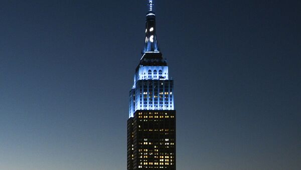 Empire State Building iluminado em azul claro, em 8 de outubro de 2020, em homenagem ao que seria o 80º aniversário de John Lennon - Sputnik Brasil
