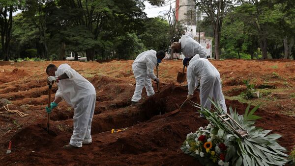 Agentes funerários preparam enterro de vítima da COVID-19, no Cemitério Vila Formosa, em São Paulo, 25 de dezembro de 2020  - Sputnik Brasil