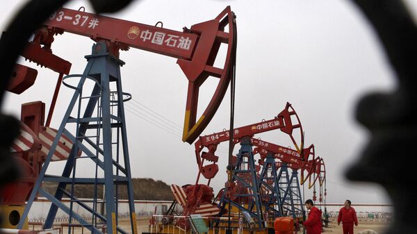 Homens trabalham no campo petrolífero de Changqing, na bacia chinesa de Erdos - Sputnik Brasil