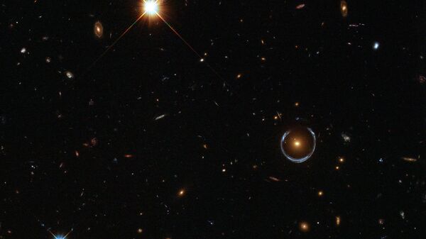  GAL-CLUS-022058s, um dos mais completos anéis de Einstein. O objeto foi apelidado com o nome do cientista e também é assim chamado por sua aparência de anel derretido - Sputnik Brasil