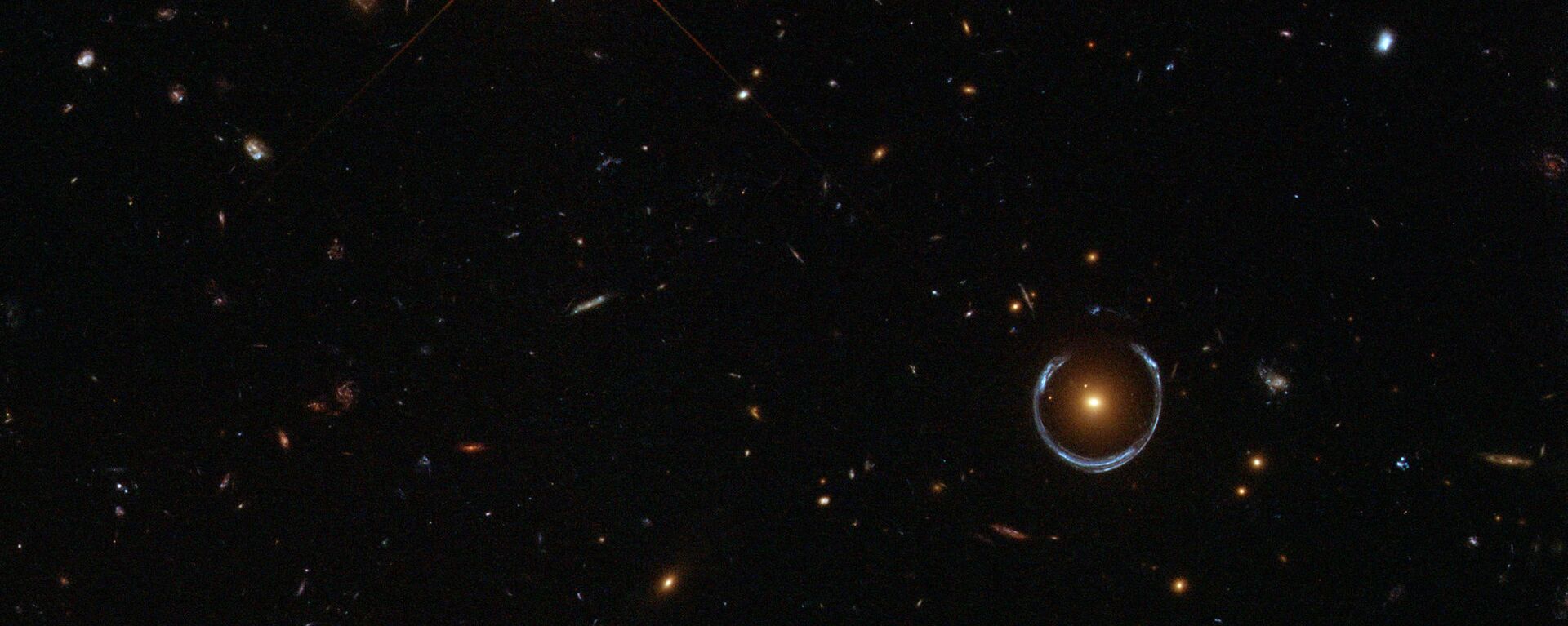  GAL-CLUS-022058s, um dos mais completos anéis de Einstein. O objeto foi apelidado com o nome do cientista e também é assim chamado por sua aparência de anel derretido - Sputnik Brasil, 1920, 25.09.2021