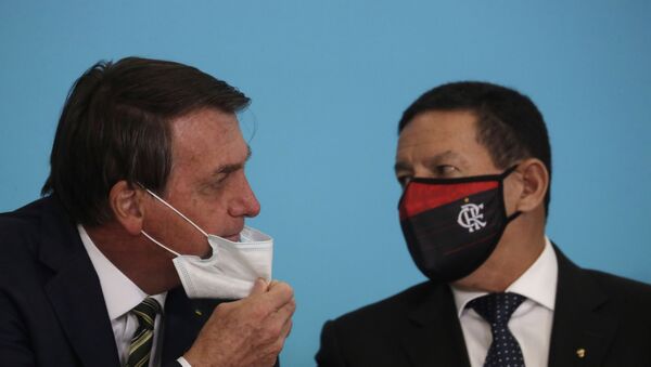 O presidente Jair Bolsonaro e o vice-presidente Hamilton Mourão conversam durante evento no Palácio do Planalto. - Sputnik Brasil