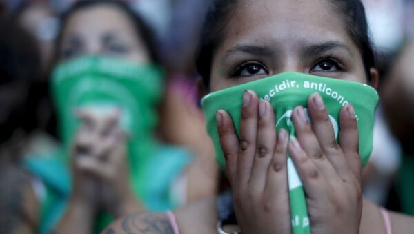 Ativistas pró-aborto acompanham votação de projeto de lei na Câmara dos deputados, Buenos Aires, Argentina, 11 de dezembro de 2020 - Sputnik Brasil
