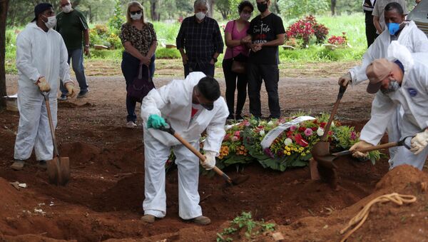 Parentes enterram vítima da COVID-19 no cemitério Vila Formosa, em São Paulo - Sputnik Brasil