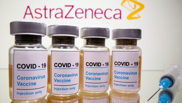 Frascos com adesivo dizendo COVID-19 / Vacina contra coronavírus / Somente injeção e uma seringa perto do logotipo da AstraZeneca, 31 de outubro de 2020 - Sputnik Brasil