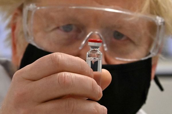 Vacina de Oxford é segura para alérgicos e grávidas, garante médico Vacina de Oxford é segura para alérgicos e grávidas, garante médico - Sputnik Brasil