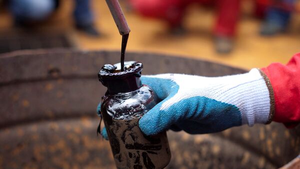 Trabalhador coleta uma amostra de petróleo bruto em um poço de petróleo - Sputnik Brasil