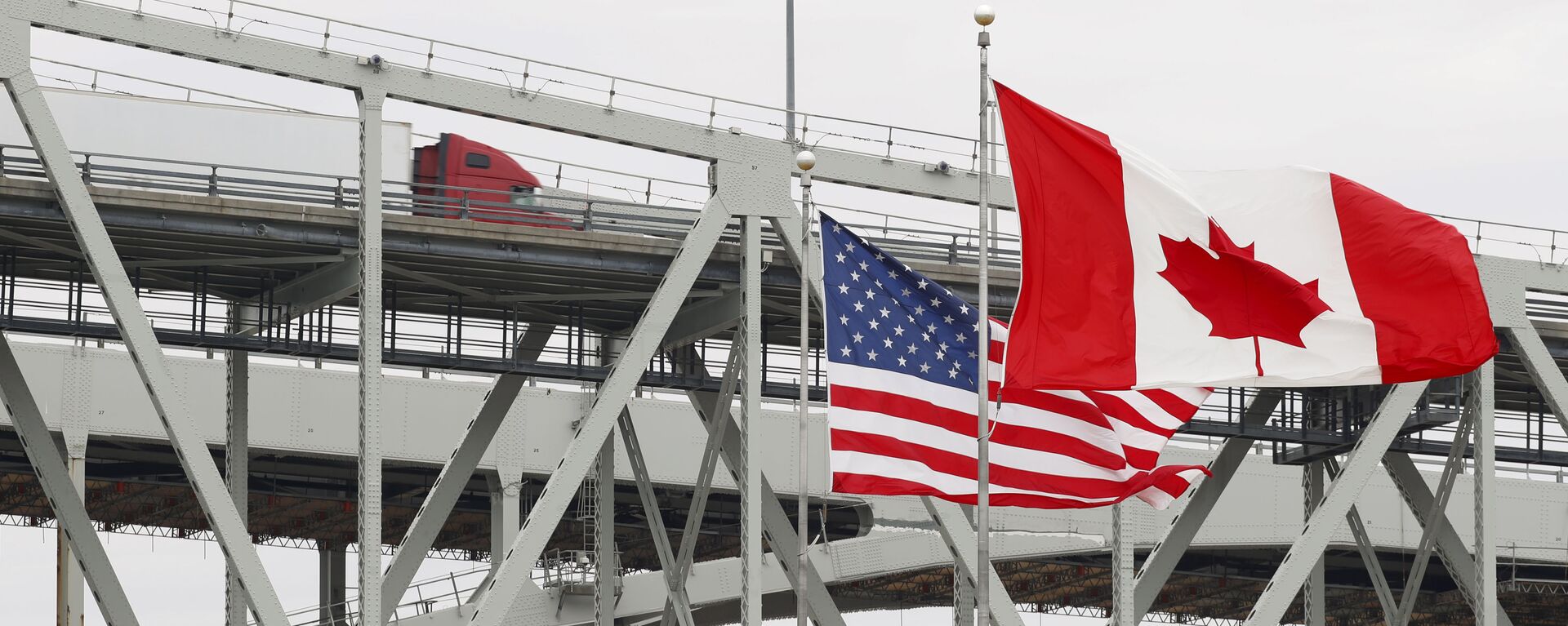 Caminhão cruza a ponte Blue Water, em Port Huron, Ontário, na fronteira Canadá-EUA, que será fechada para tráfego para conter a COVID-19 - Sputnik Brasil, 1920, 13.01.2025