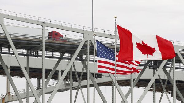 Caminhão cruza a ponte Blue Water, em Port Huron, Ontário, na fronteira Canadá-EUA, à época fechada para tráfego a fim de conter a COVID-19 - Sputnik Brasil