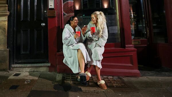 Duas mulheres comemoram o Ano Novo em meio à pandemia de COVID-19, em Newcastle, Reino Unido - Sputnik Brasil