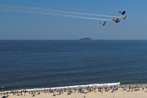 Aviões realizam manobras aéreas deixando rastros de fumaça e entretendo banhistas na praia de Copacabana, Rio de Janeiro, Brasil, em 31 de dezembro de 2020 - Sputnik Brasil