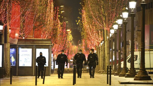 Policiais patrulham a avenida Champs Elysées durante a véspera de Ano Novo. A França implementou uma toque de recolher das 20h00 às 6h00 para evitar uma terceira onda de infecções de COVID-19 - Sputnik Brasil