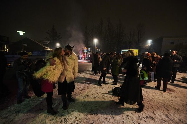 Os islandeses celebram a véspera de Ano Novo e esperam um 2021 mais brilhante com fogos de artifício iluminando o céu em Reiquiavique, Islândia, em 31 de dezembro de 2020 - Sputnik Brasil