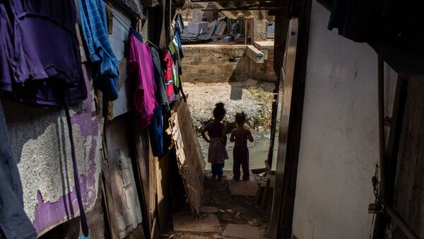 Crianças na favela Nazzali, que, junto com as comunidades de Flamengo e Sucupira, reúne cerca de 16 mil famílias na Vila Nova Cachoeirinha, em São Paulo - Sputnik Brasil