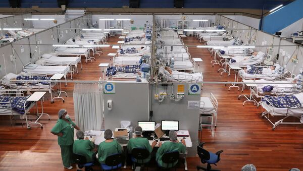 Equipe médica passa a virada do ano em hospital em Santo André, em São Paulo, em ala para pacientes com COVID-19 - Sputnik Brasil