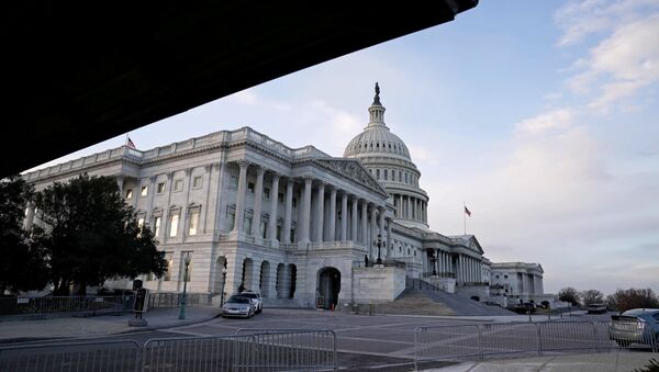 A view of the U.S. Capitol Building as the Democrats and Republicans continue moving forward  - Sputnik Brasil