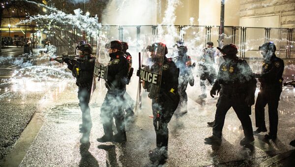 Federal police face protesters shortly after a riot was declared near the Justice Center on New Year's Eve in downtown Portland, Oregon, U.S. December 31, 2020. Picture taken December 31, 2020.   - Sputnik Brasil
