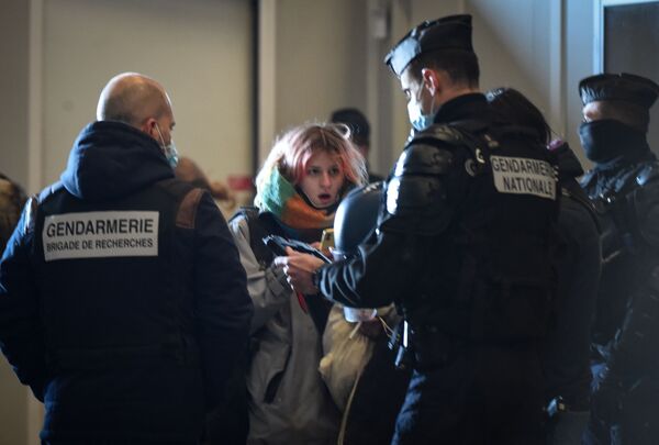 Rave clandestina na França com 2.500 participantes chega ao fim após 2 dias de festas - Sputnik Brasil