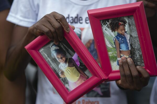 Criança de 5 anos é morta após ser atingida por bala perdida na virada do ano no Rio de Janeiro - Sputnik Brasil