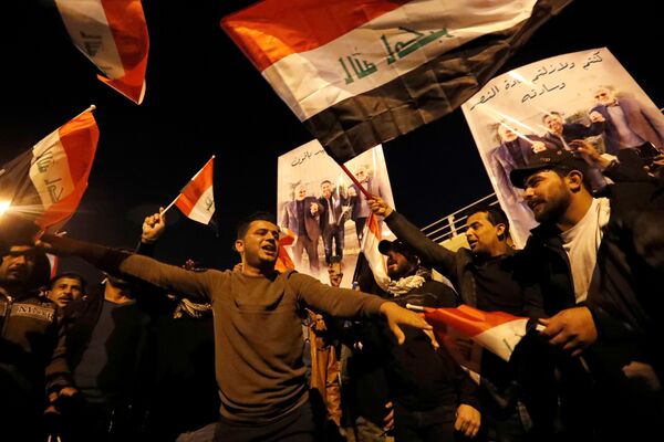 Iraquianos levantam bandeiras do Irã e pôsteres do major-general iraniano Qassem Soleimani e do líder da milícia xiita iraquiana Abu Mahdi al-Muhandis - Sputnik Brasil