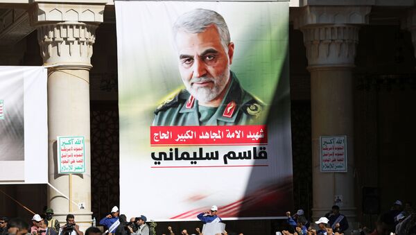 Pessoas participam de vigília que marca um ano do assassinato do comandante militar iraniano, general Qassem Soleimani, e do chefe da milícia xiita iraquiana, Abu-Mahdi al-Muhandis  - Sputnik Brasil
