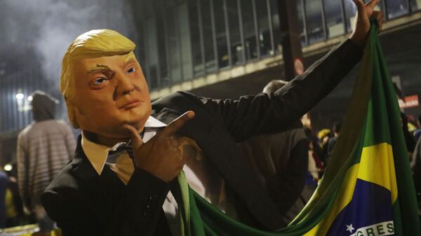 Apoiador do candidato presidencial Jair Bolsonaro usa uma máscara representando o presidente dos Estados Unidos Donald Trump durante as comemorações na Avenida Paulista, em São Paulo - Sputnik Brasil