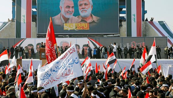 Manifestação de apoiadores das Forças de Mobilização Popular no centro de Bagdá, Iraque, 3 de janeiro de 2020 - Sputnik Brasil