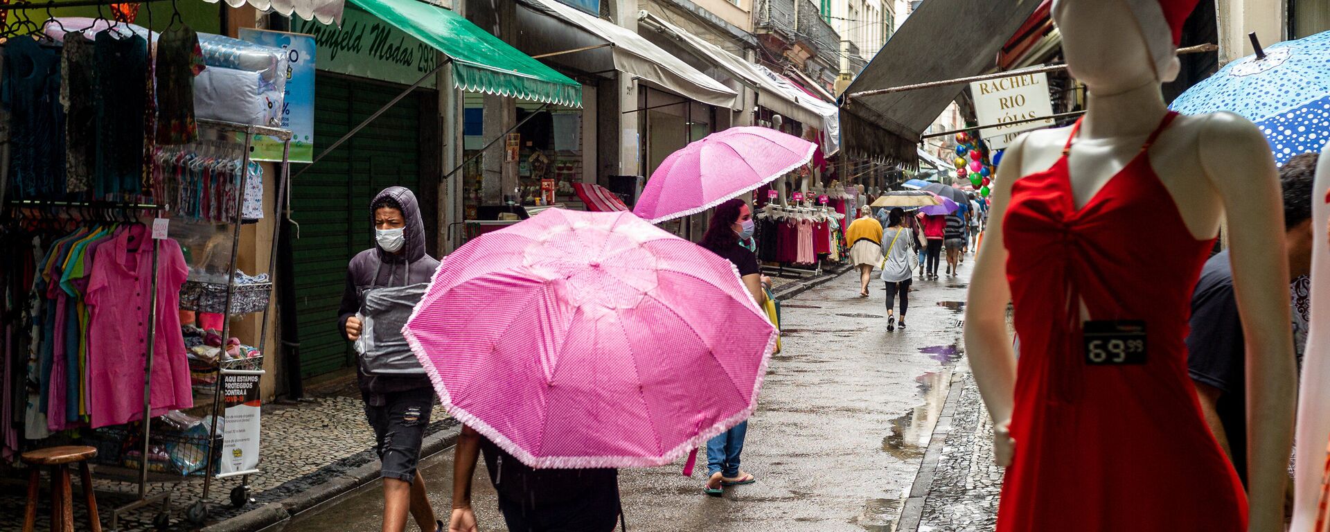 Movimentação na rua da Alfandega, comércio popular do Centro do Rio de Janeiro, em 24 de dezembro de 2020, véspera do Natal - Sputnik Brasil, 1920, 10.02.2021