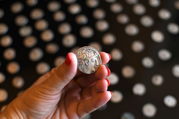 Grupo de ladrões de sepulturas é flagrado em Israel e milhares de artefatos são recuperados (FOTOS) Grupo de ladrões de sepulturas é flagrado em Israel e milhares de artefatos são recuperados (FOTOS) - Sputnik Brasil