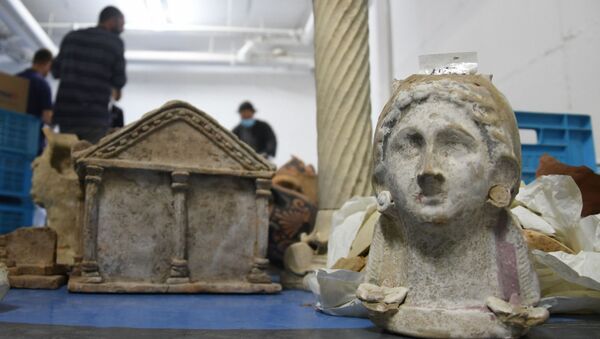 Entre as várias antiguidades apreendidas em 4 de janeiro de 2021, em Tel-Aviv, encontram-se partes de esculturas - Sputnik Brasil