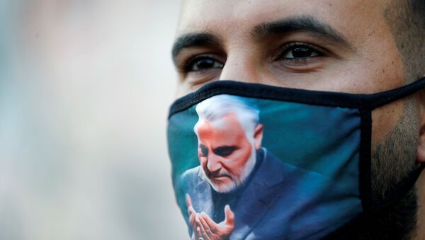 Homem usa máscara protetora com a imagem do general iraniano Qassem Soleimani, em Bagdá, Iraque, 3 de janeiro de 2020 - Sputnik Brasil