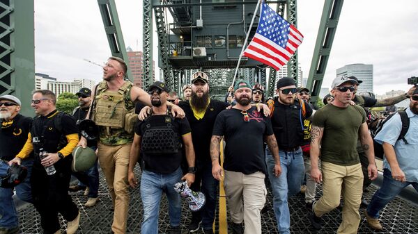 Membros dos Proud Boys marcham pela ponte Hawthorne durante uma manifestação sob o lema End Domestic Terrorism (Pare Turismo Doméstico), em Portland - Sputnik Brasil